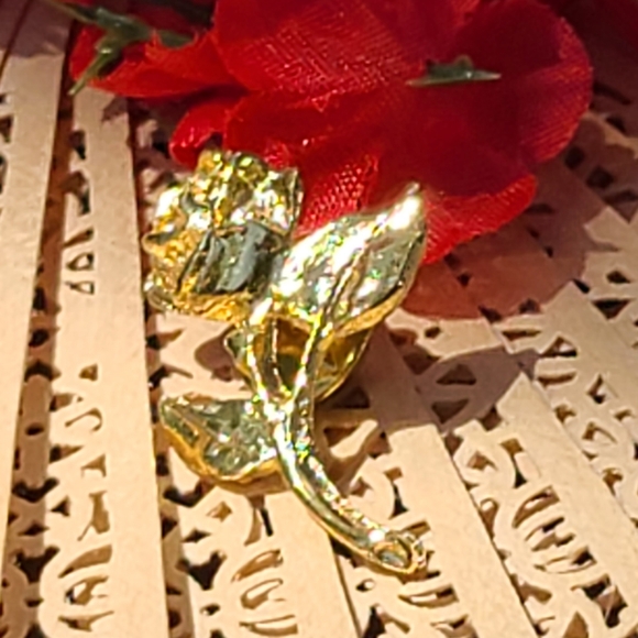 Vintage America Jewelry - Vintage America Gold Floral Brooch
